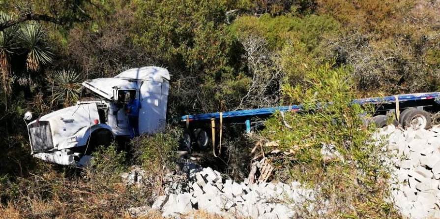 sofyvaldivia's tweet photo. Ⓜ️🚦🚔🚨➡️ El conductor de un tráiler que transportaba material para construcción perdió el control de la unidad y cayó a un barranco en San Pedro y San Pablo #Tequixtepec, #Oaxaca.
Ⓜ️ El accidente ocurrió ayer miércoles sobre la carretera federal 125, tramo Huajuapan-Tehuacán https://t.co/ovhVRoNQo5