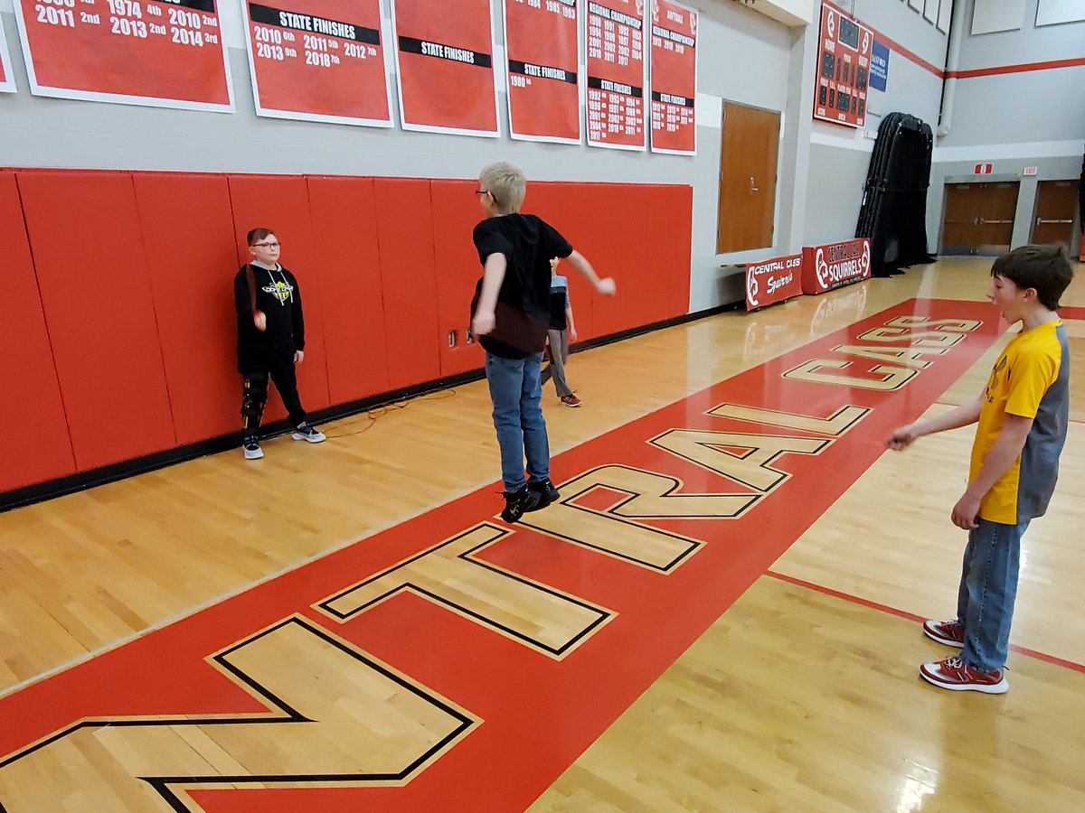 brentnelsonCC's tweet photo. 6th graders warming up with the long jump ropes today! #centralcassnd #squirrelsms https://t.co/E0EpTObctw