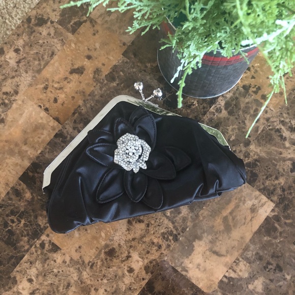 jbunae's tweet photo. So good I had to share! Check out all the items I'm loving on @Poshmarkapp from @closetsmash1 @BrendaS6163 #poshmark #fashion #style #shopmycloset #toms #patra: https://t.co/dOCc9IKTp7 https://t.co/IgyQw2pbkF