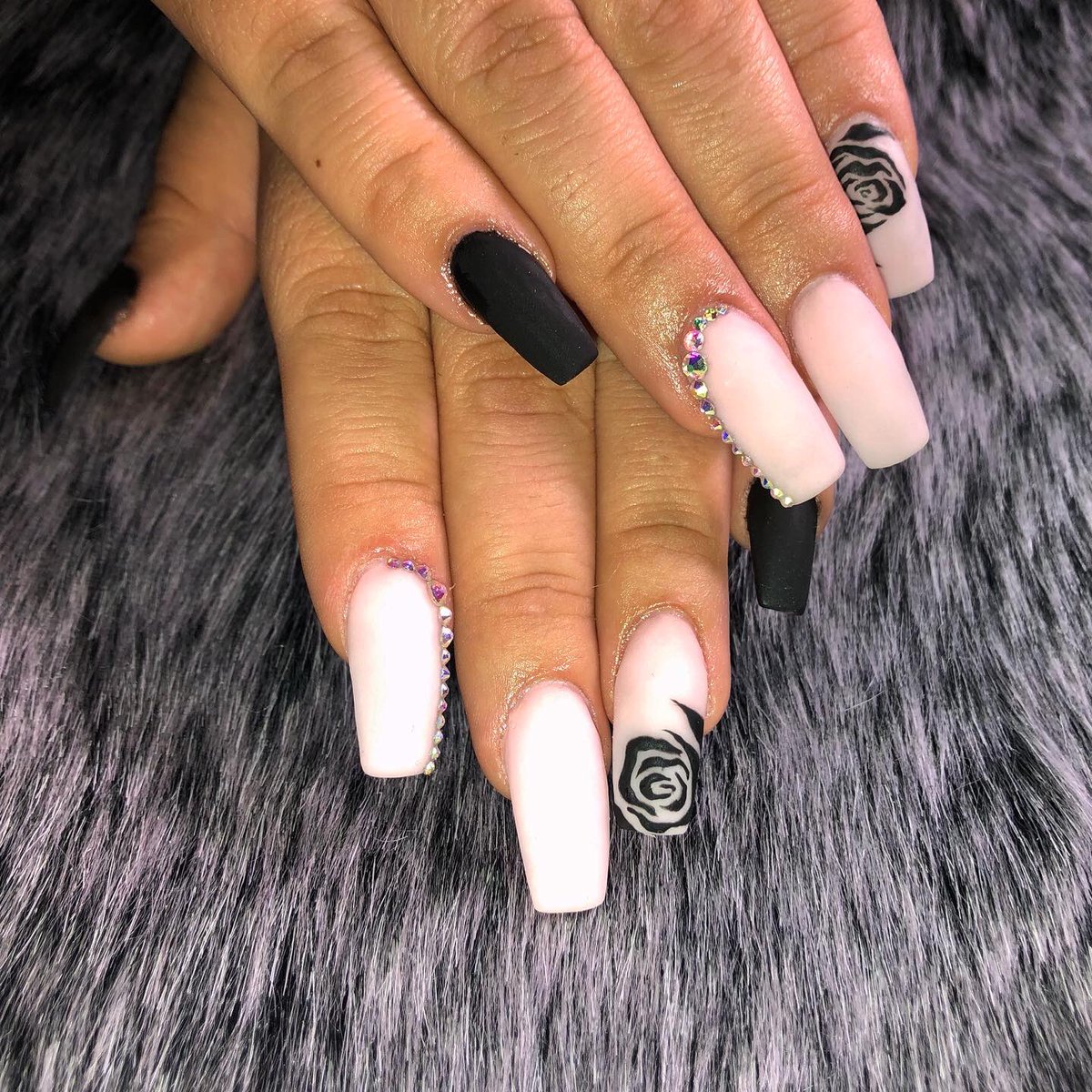 Ultimate_Chica's tweet image. Who said roses have to be red? 🌹 🖤