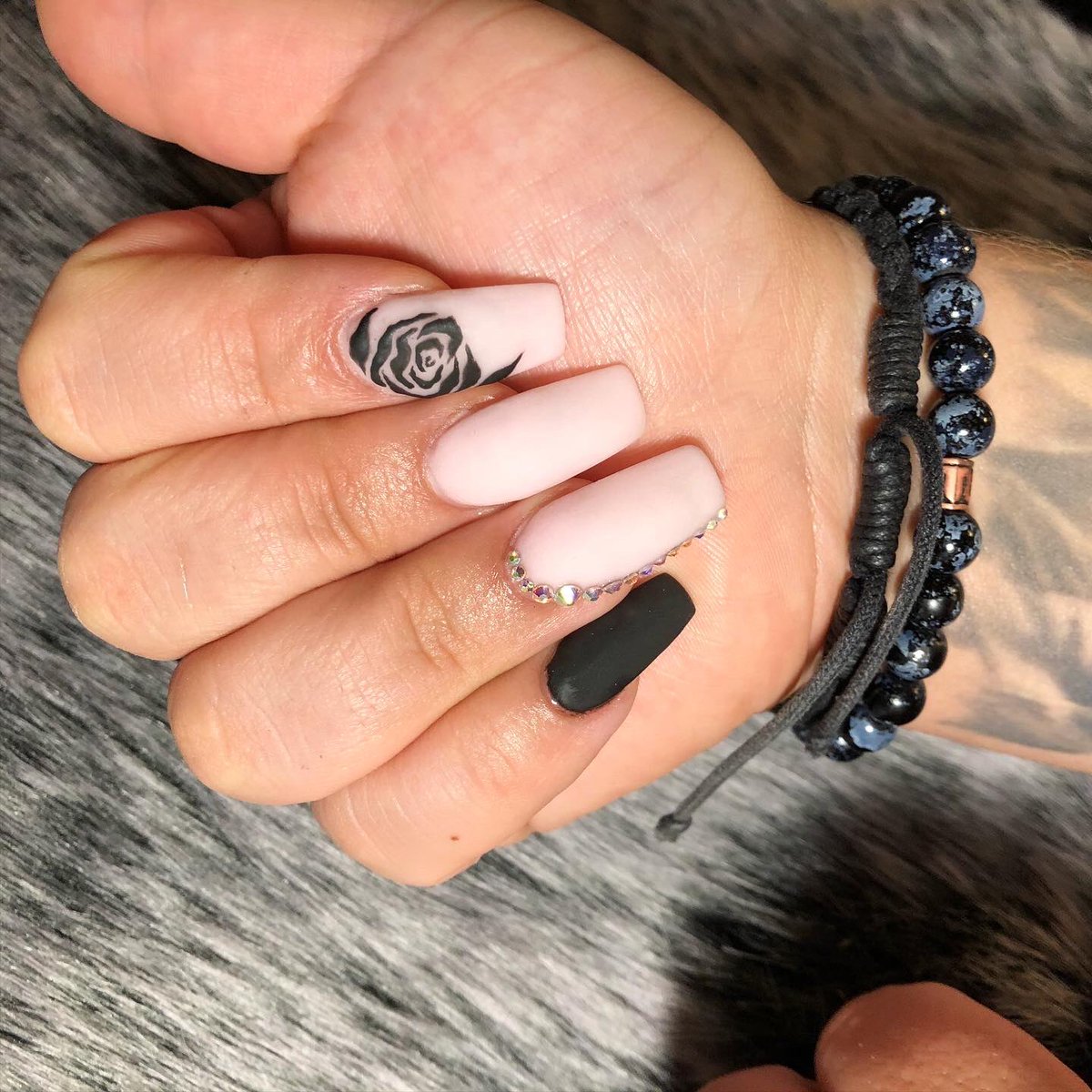 Ultimate_Chica's tweet image. Who said roses have to be red? 🌹 🖤