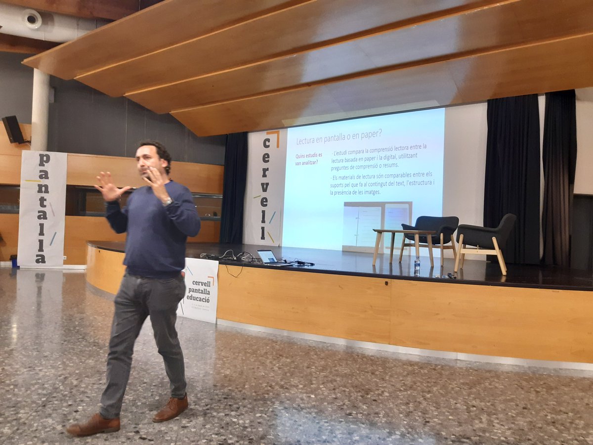 AkoeEducacio's tweet photo. Amb un metaanalisi és pot veure  conclusions "globals"... la lectura digital perjudica la comprensió lectora sobretot amb límit de temps en la lectura, amb textos informatius (no narratius) i amb alumnat més jove @LSalmeron_UV @MestresAkoe @LA_UCEV @FEVECTA @AbacusCoop @UECoE3 https://t.co/m0pqEJWj6E