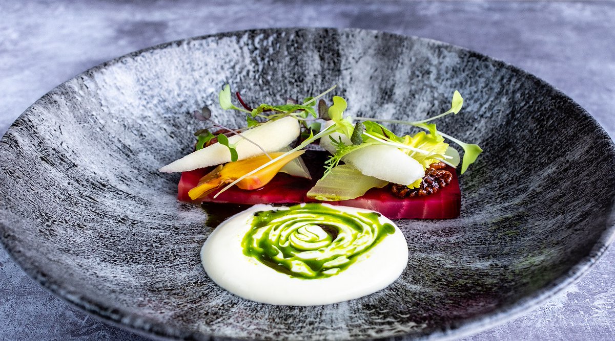 Wow. We're just mesmerised by the colours of this beetroot terrine. 😍 Served with pear, caramelized walnuts, lovage and buttermilk. Almost too pretty to eat!