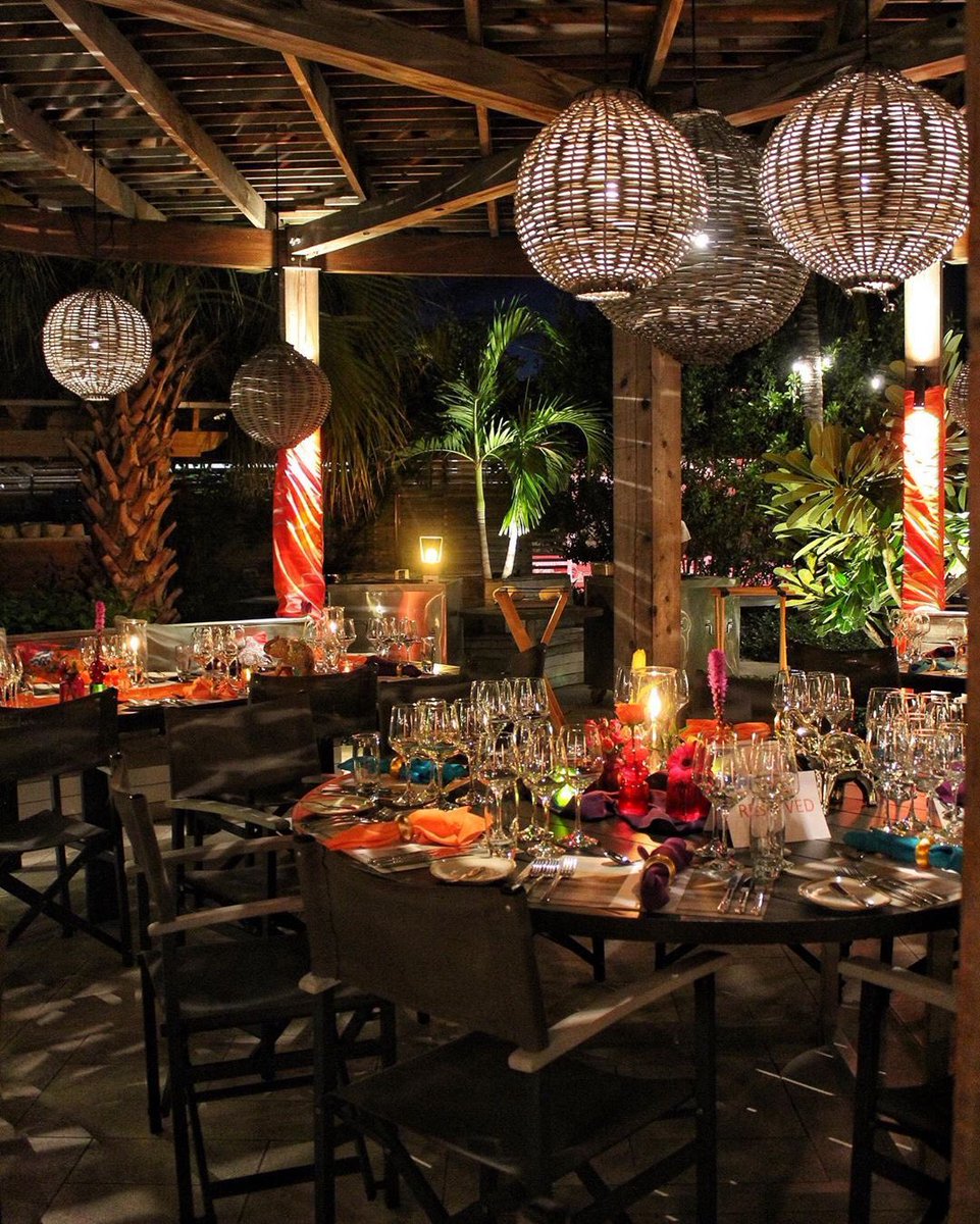 #ThrowbackThursday to The Caribbean Food and Wine Festival's Dining With The Stars. Michelin-star <a href="/chefatulkochhar/">chefatulkochhar</a> served a savory five-course Indian meal complete with all the papadum and naan you could dream of! #cfwftci
📷: <a href="/TastesBetterH/">TastesBetterHere</a>