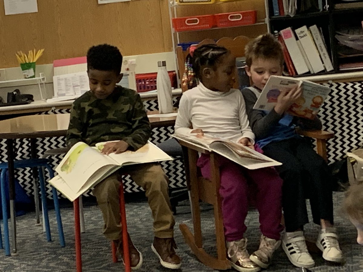 EdisonKDG's tweet photo. Warms my ❤️. These friends love to read together! #edisonshines #fraserfamily https://t.co/0jcCCaQMa0