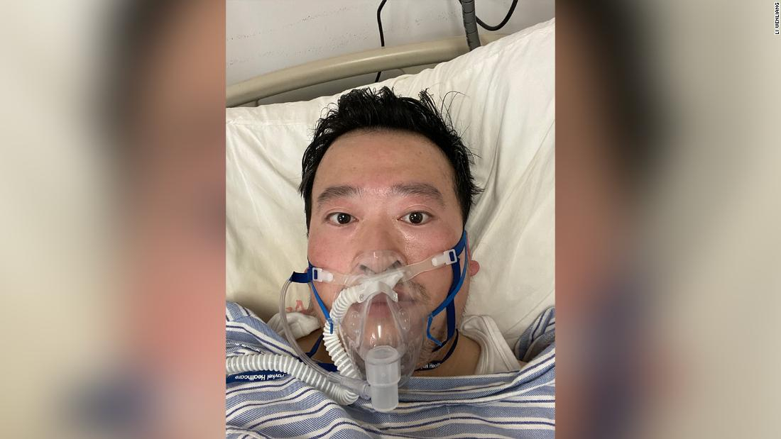 CNNEE's tweet photo. Medios de comunicación estatales chinos informan que el doctor que advirtió del coronavirus y fue silenciado está vivo, pero en condición crítica. Horas antes habían dicho que había muerto https://t.co/6rDF5Ca6Mq https://t.co/HhAGF4Mdzi