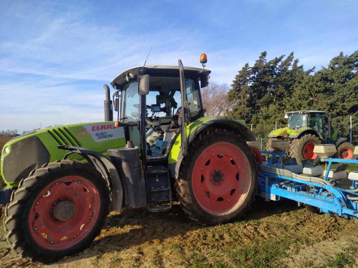 LGSeedsES's tweet photo. Ayer estuvimos en Cádiz, donde sembramos #girasol LG 54.92 HO CL con @pitgallardo . Un total de 110.000 plantas #sembradas por Ha a una distancia de surco de 50 cm.
Muchas gracias por las fotos José Luis Echávarri.
Descubre más sobre esta variedad:
https://t.co/Achz759zmr https://t.co/2E5UL9Auff