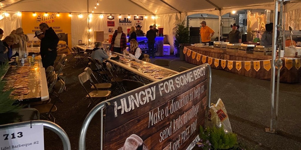 SignaramaDWTNSA's tweet photo. We love all things San Antonio including the San Antonio Stock Show &amp; Rodeo!Check out the awesome vinyl wrap on the bar and the sponsor banners we did for our very own, Matt Wheat and his winning team Good Life BBQ who were able to raise money for scholarships for Texas youth! https://t.co/JRF2HNayB5