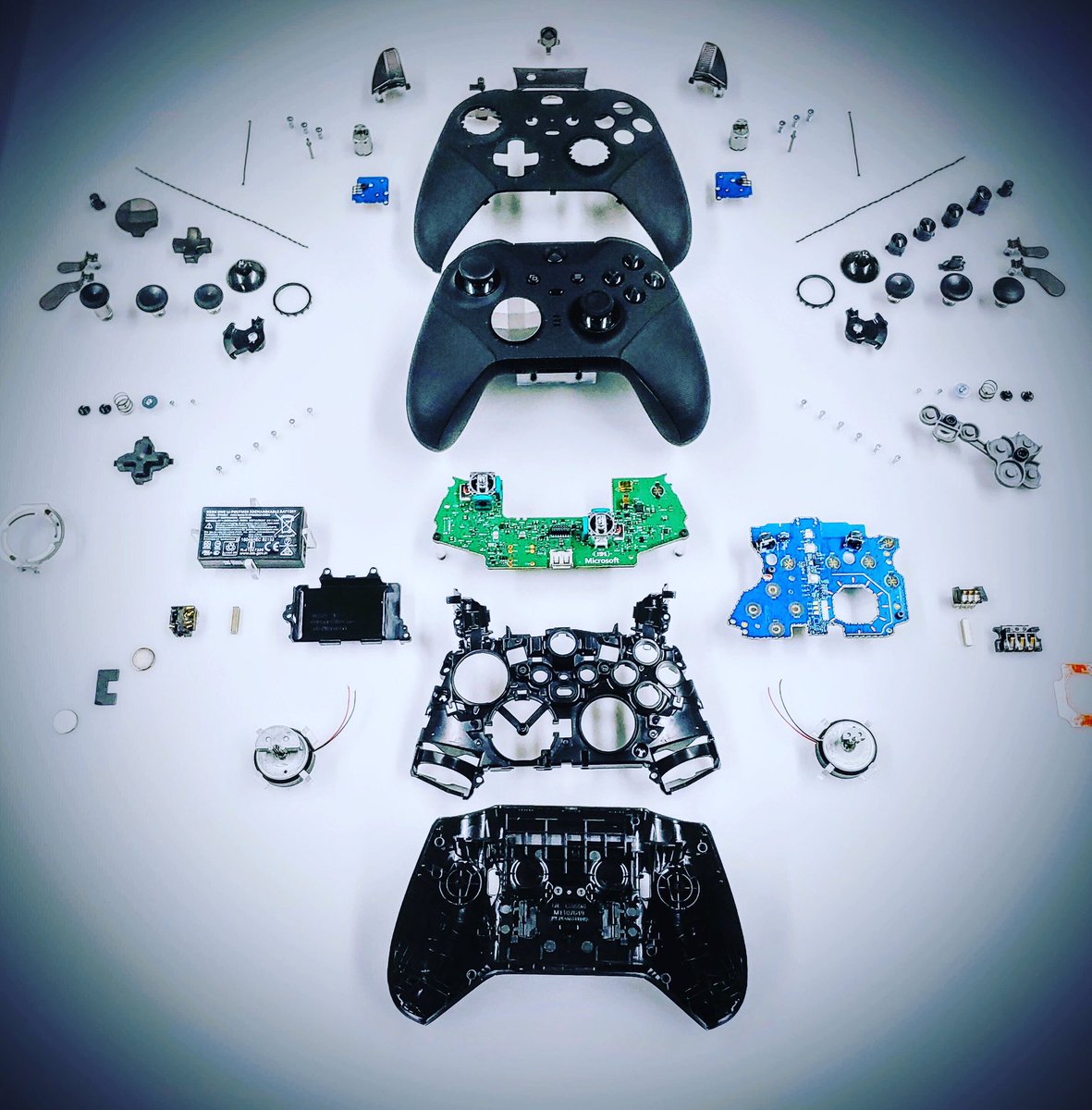 TJBANDSTAR's tweet photo. Desde Niño me ha gustado desarmar cosas para ver cómo son Por dentro, está foto me ahorró la fatiga. 😜 #EliteControllerSeries2 #XboxOne #XboxOneX #XboxMexico #TJBANDSTAR69 #TjGamingLab #MiCorazónEsVerde💚 https://t.co/iMxGJcMCxi