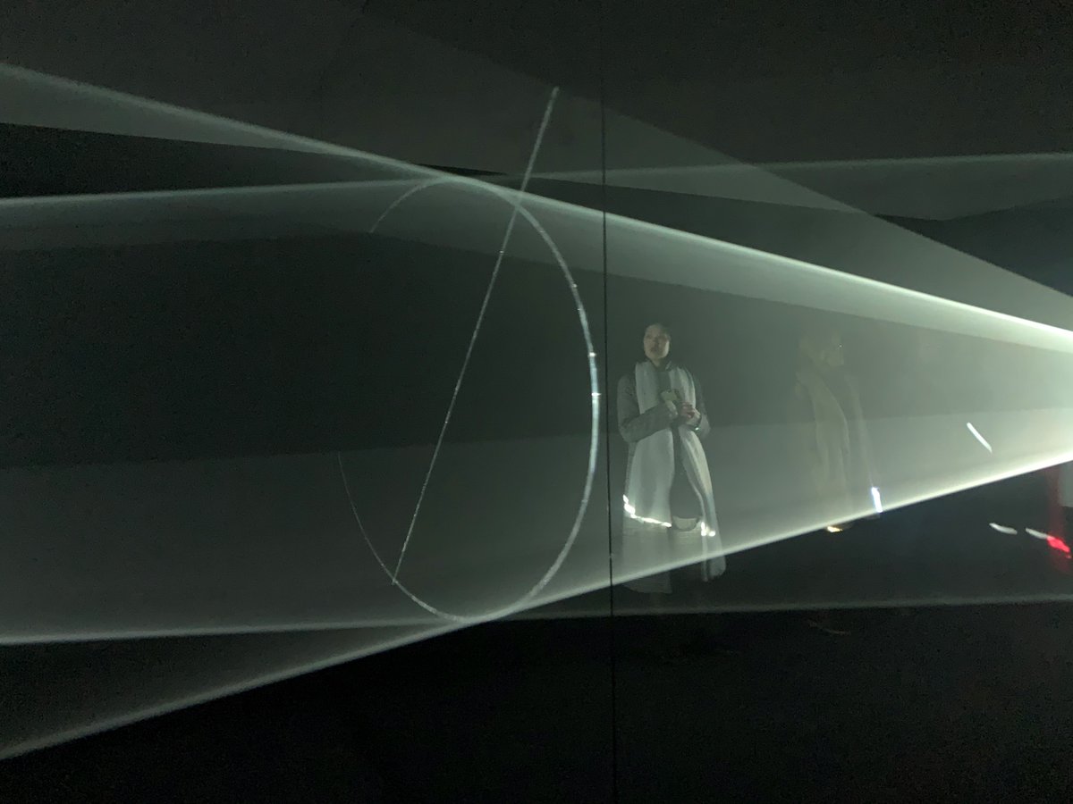 FeriaArco's tweet image. Impresionante la obra de Anthony McCall en 
@galeriacayon 
 
#anthonymccall #solidlight #solidlightworks #mccallmadrid #galeriacayon 

#ARCOGalleryWalk #visitalasgalerias #FundacionARCO #ARCO2020