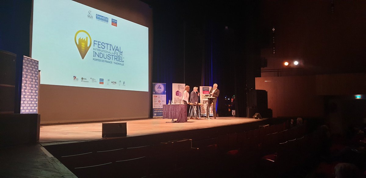 FilmIndustriel's tweet photo. RMI reçoit son prix des mains d'Antonietta Specognia, directrice de l'IUT Thionville-Yutz (@Univ_Lorraine). #2FI2020 https://t.co/j94F1DwfNA