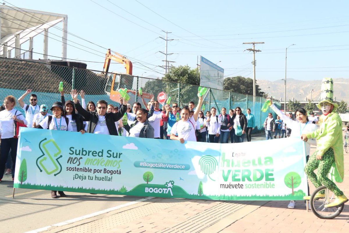 ClaudiaHePrieto's tweet photo. Maravilloso ver como nuestros colaboradores están comprometidos con el medio ambiente, con nuestra salud y vida. Gracias a cada uno de los que participaron en las actividades propuestas por la institución. #soysubredsur #BogotaReverdece #DiaSinCarro2020 ☘️☘️☘️ https://t.co/1fW7VuUgoP