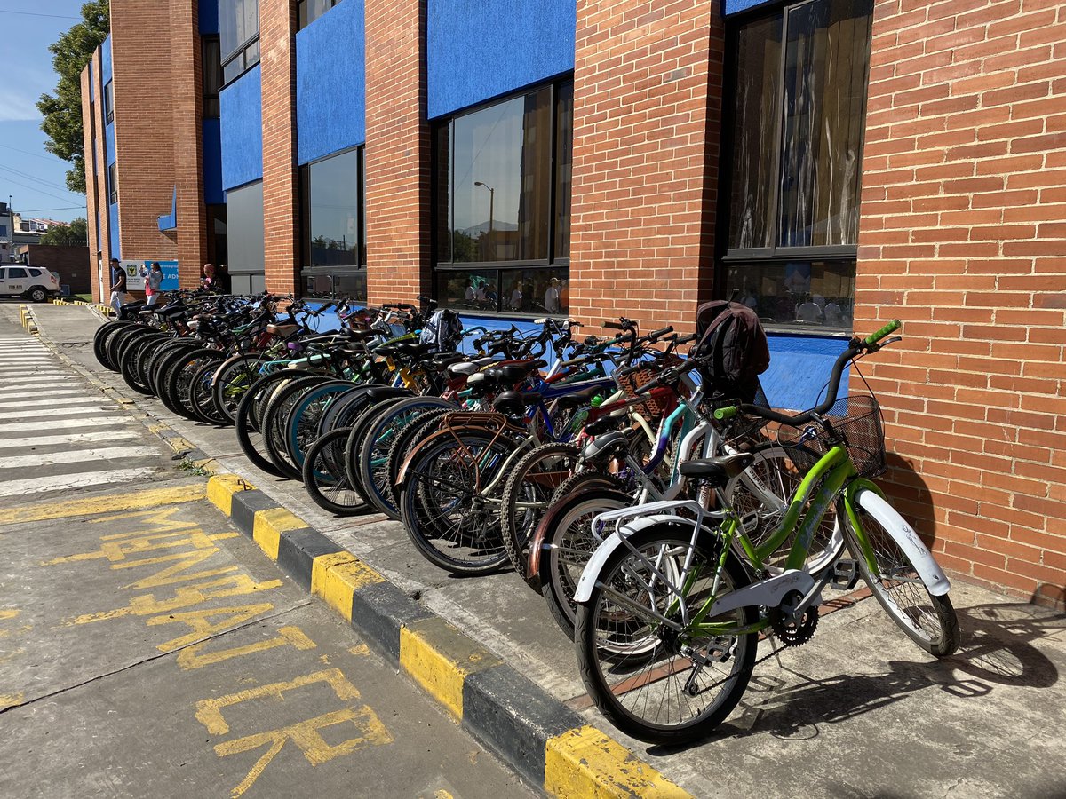 ClaudiaHePrieto's tweet photo. Maravilloso ver como nuestros colaboradores están comprometidos con el medio ambiente, con nuestra salud y vida. Gracias a cada uno de los que participaron en las actividades propuestas por la institución. #soysubredsur #BogotaReverdece #DiaSinCarro2020 ☘️☘️☘️ https://t.co/1fW7VuUgoP