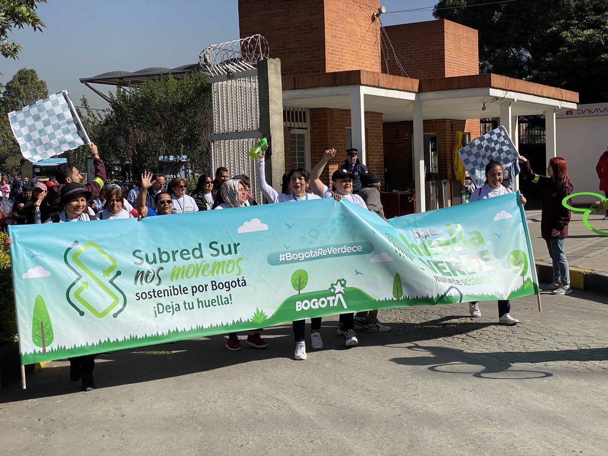 ClaudiaHePrieto's tweet photo. Maravilloso ver como nuestros colaboradores están comprometidos con el medio ambiente, con nuestra salud y vida. Gracias a cada uno de los que participaron en las actividades propuestas por la institución. #soysubredsur #BogotaReverdece #DiaSinCarro2020 ☘️☘️☘️ https://t.co/1fW7VuUgoP