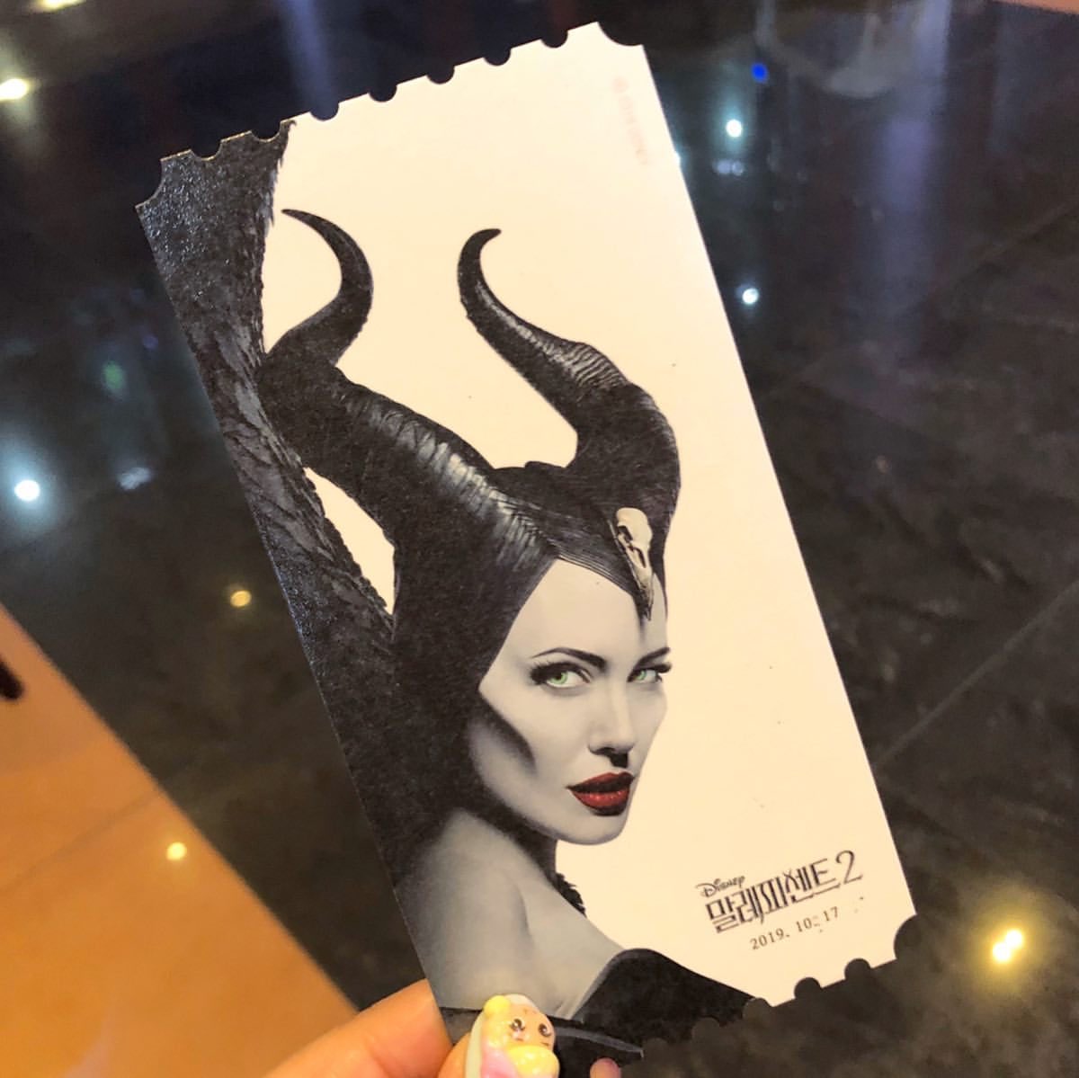 niezakolorowana's tweet image. wyobraźcie sobie, że w kinach w polsce byłyby takie bilety, przecież one są pięknie