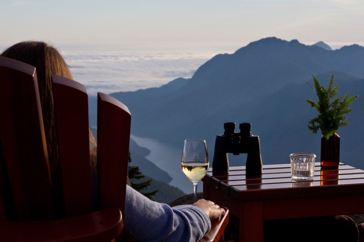 JanineCifelli's tweet photo. More solo travel: @ClayoquotResort attracts a fair number of solo travelers as its tranquil  setting offers introverts space to breathe. Reflect. Adventures like kayaking, hiking, horseback riding are guided. And the private dining tents offer the ideal place to dine alone. https://t.co/HzUjNQbune