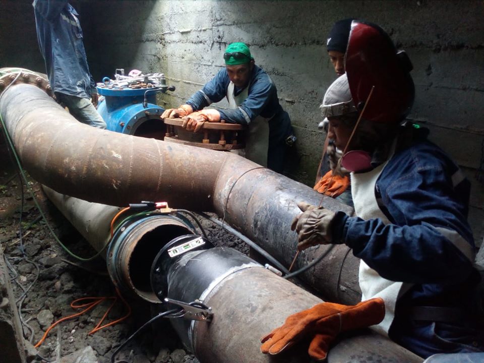 EapaSM's tweet photo. #EAPAInforma. Cumpliendo con el proyecto de repotenciación regional del sistema de agua potable, nuestros técnicos realizan los trabajos correspondientes de interconexión a la nueva red del Tanque Santa Cruz. https://t.co/TR5jJA3DDp