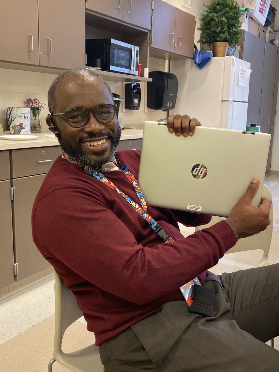 Rosemary_Edu's tweet image. How awesome is my job?? From @DaraEdu7 PK using #ARVRinEdu. Then to #greenscreen, @WeVideo, &amp;amp; @ClassVR with @MsSmithinCincy! A quick chat &amp;amp; VR set up with @MrEdwardsSTEM &amp;amp; now on to @HartwellCPS for our #CPS_ETT PD session this evening...  AMAZING EDUCATORS @IamCPS 
I ❤️ my job!