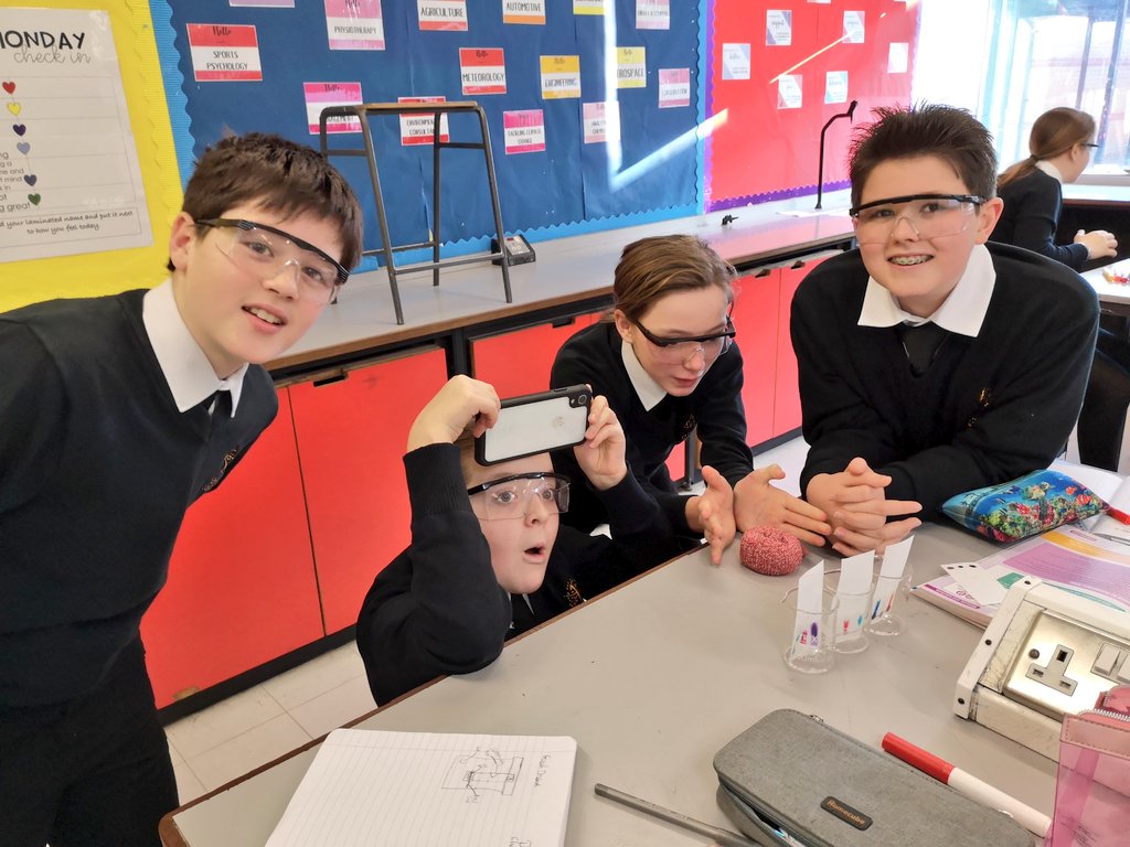 PencoedScience's tweet photo. 7.6 enjoyed separating dyes using chromatography today! #colourfulscience #rainbowchemistry https://t.co/xHNylA4AFV