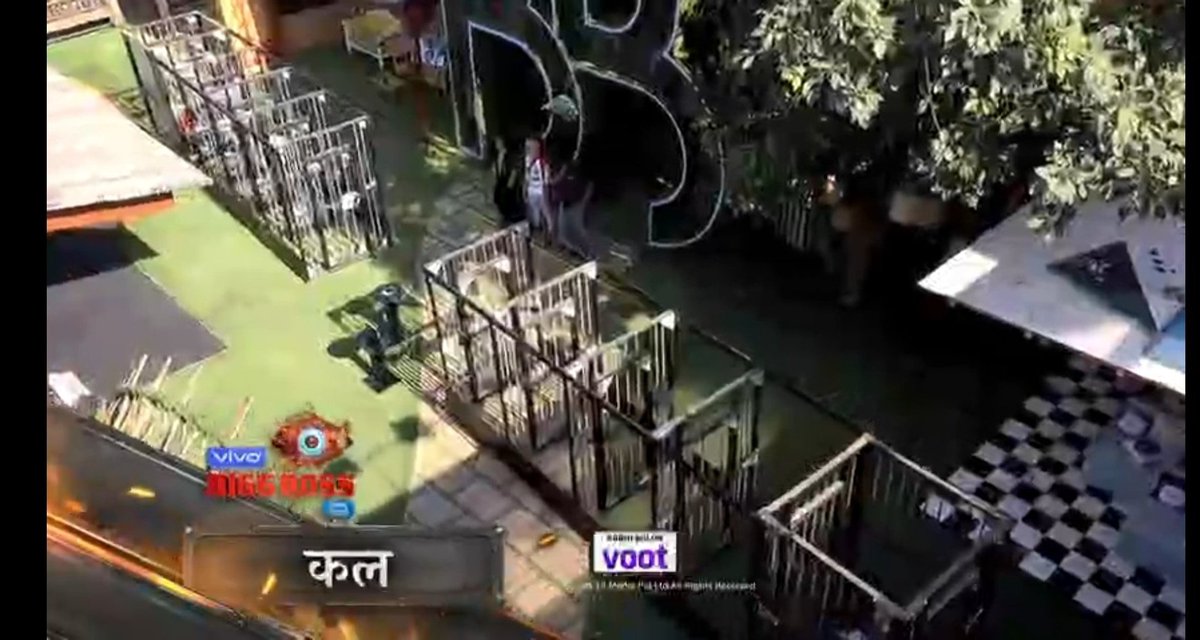 Arreyyyy.!!!

Ye #OberoiMall  Wali cages @BiggBoss  house mein hai 😂😂😂😂

Mall se task shift hogya hai guys 😂😂

Fans should go there now..!

#ShehnaazGill