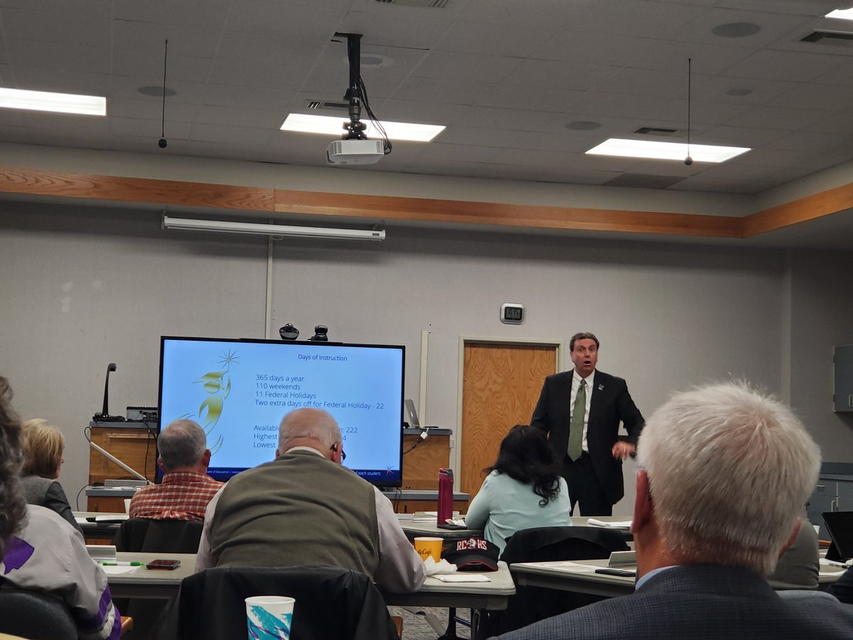 KimberlyMauk's tweet photo. Thank you @KsCommissioner for joining us at NW Supts Council! #alllevelsmatter @swplains https://t.co/C9tBxDVQrE