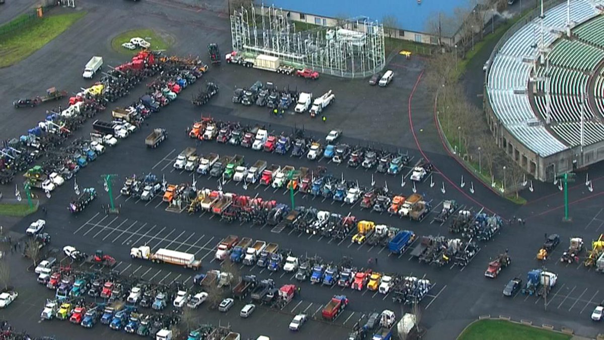 fox12oregon's tweet image. #TimberUnity group rallies in Salem to protest cap-and-trade bill kptv.tv/378LgFr