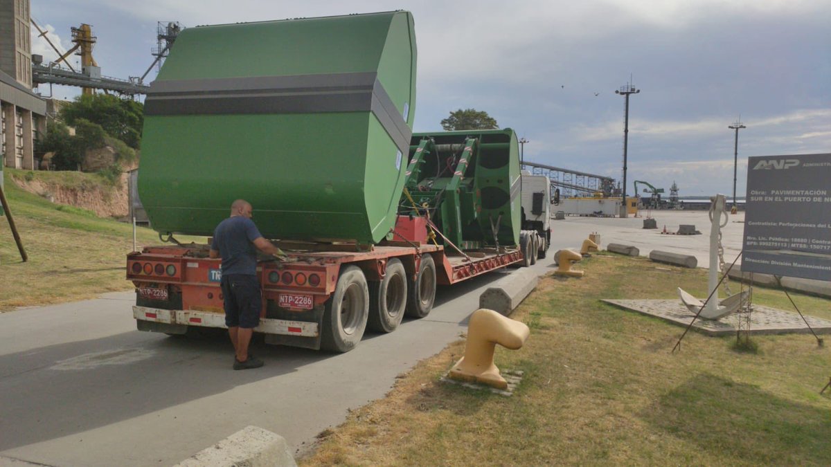 MANATIL1's tweet photo. Trasladando desde Puerto de Montevideo (A.T.M.) al Puerto de Nueva Palmira grapos para la empresa BOENAL S.A. #logistica https://t.co/h4IyZYQHIN