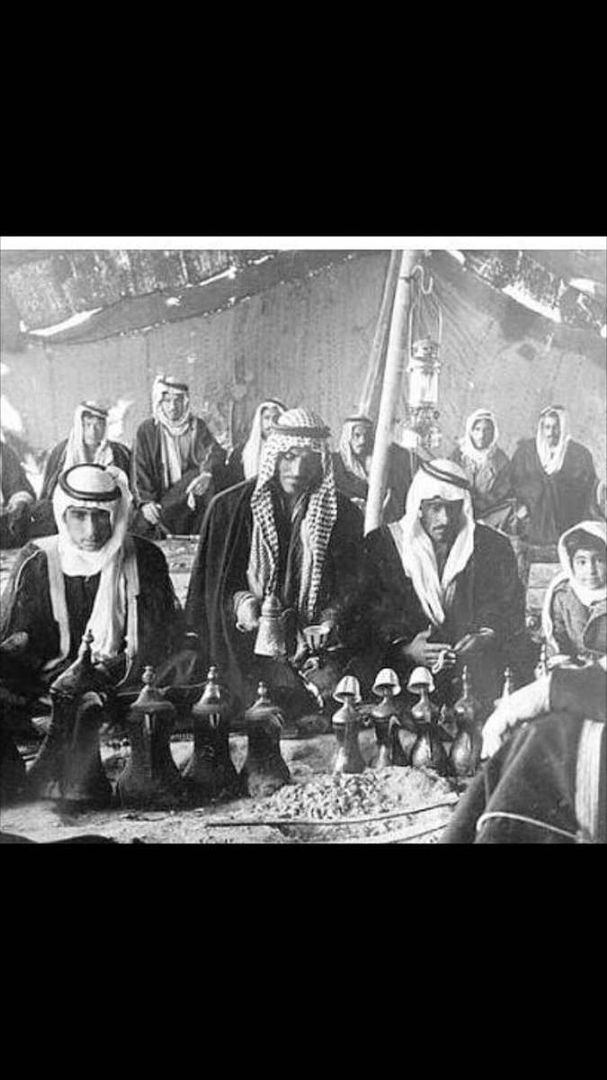 11982Hamed's tweet photo. الصورة بكاميرة الشيخ أحمد عجيل الياور عندما قام بزيارة عشيرة الثابت في الجزيرة عام 1962
الصورة في بيتنا ويظهر فيها  عدد من أبناء الثابت والشيخ أحمد مقابل والدي المرحوم الشيخ هزاع الحدب والمرحوم ابو صعب عباد الحدب  وفي الوسط المرحوم عويد الرديني من رجال الثابت الطيبين. https://t.co/5M22jeRSQc