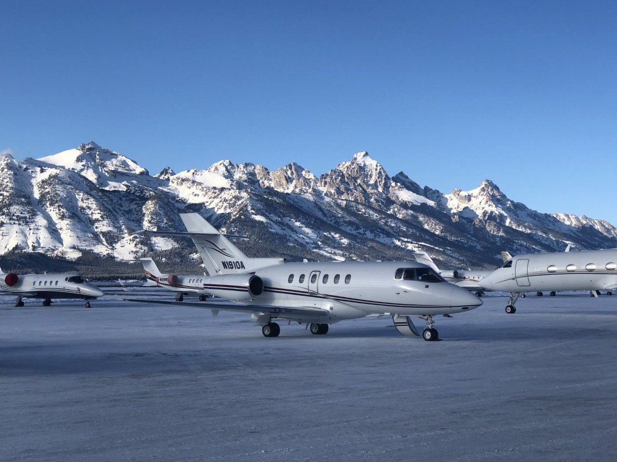 FlySCAviation's tweet image. Go for the skiing, stay for the views.  #Jacksonhole #skiing #luxurylifestyle #privatejet scaviation.net