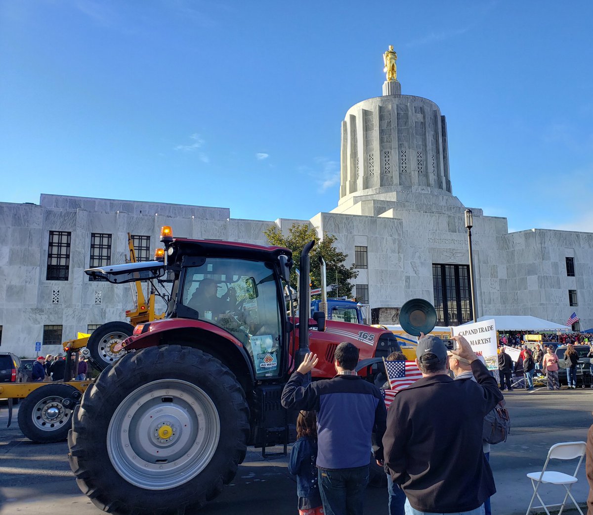 EvanABryan's tweet image. Great to see democracy in action! Thousands of people driving hundreds of trucks and tractors to advocate for their livelihoods. @ORDems are you listening...? 

#refer1530 #TimberUnity