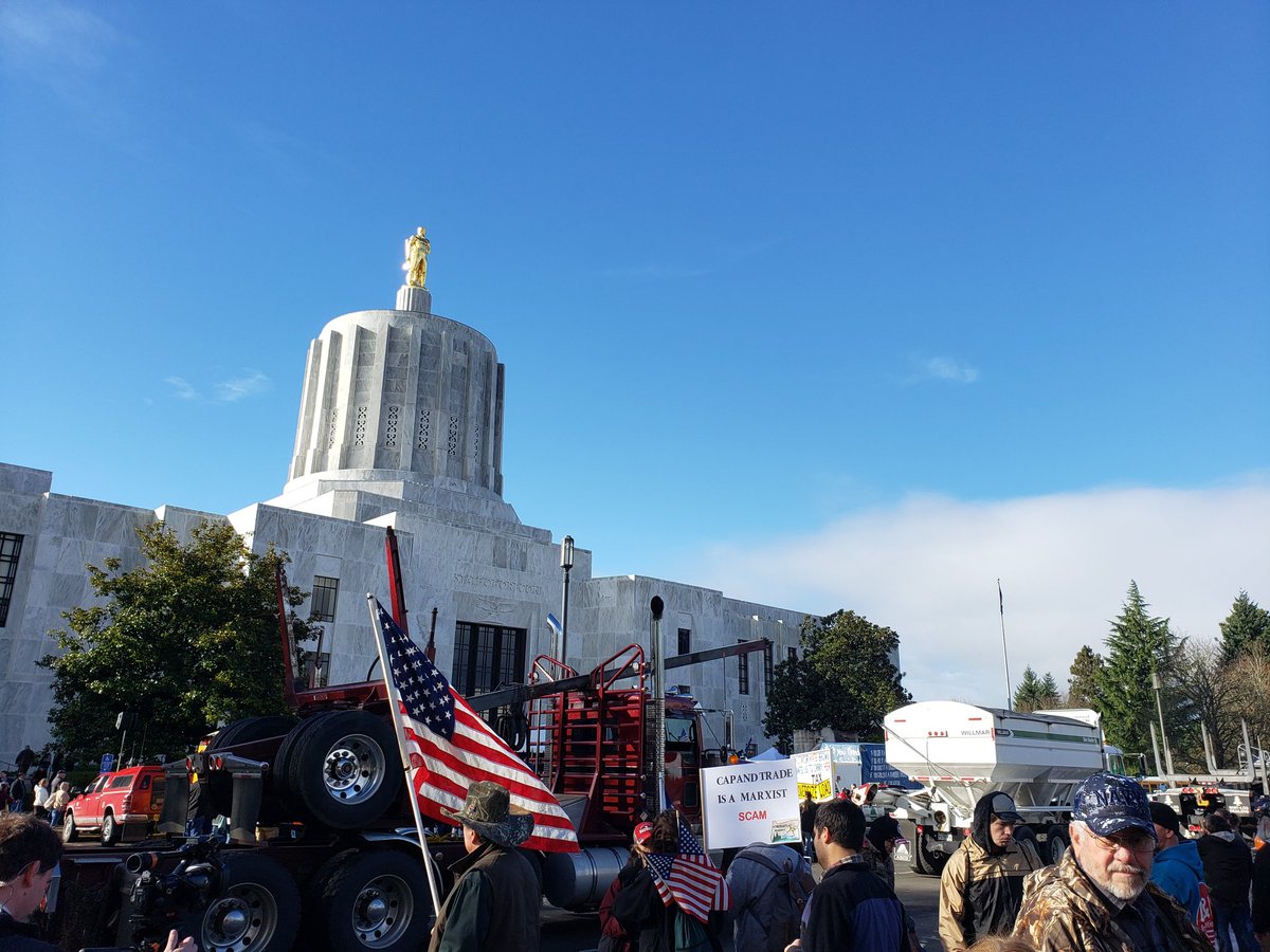 EvanABryan's tweet image. Great to see democracy in action! Thousands of people driving hundreds of trucks and tractors to advocate for their livelihoods. @ORDems are you listening...? 

#refer1530 #TimberUnity