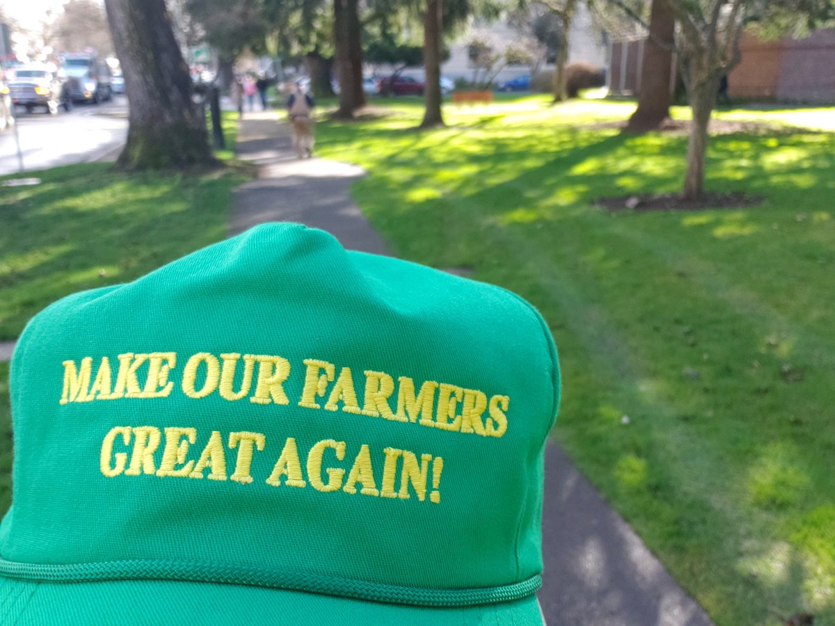 EvanABryan's tweet image. Great to see democracy in action! Thousands of people driving hundreds of trucks and tractors to advocate for their livelihoods. @ORDems are you listening...? 

#refer1530 #TimberUnity