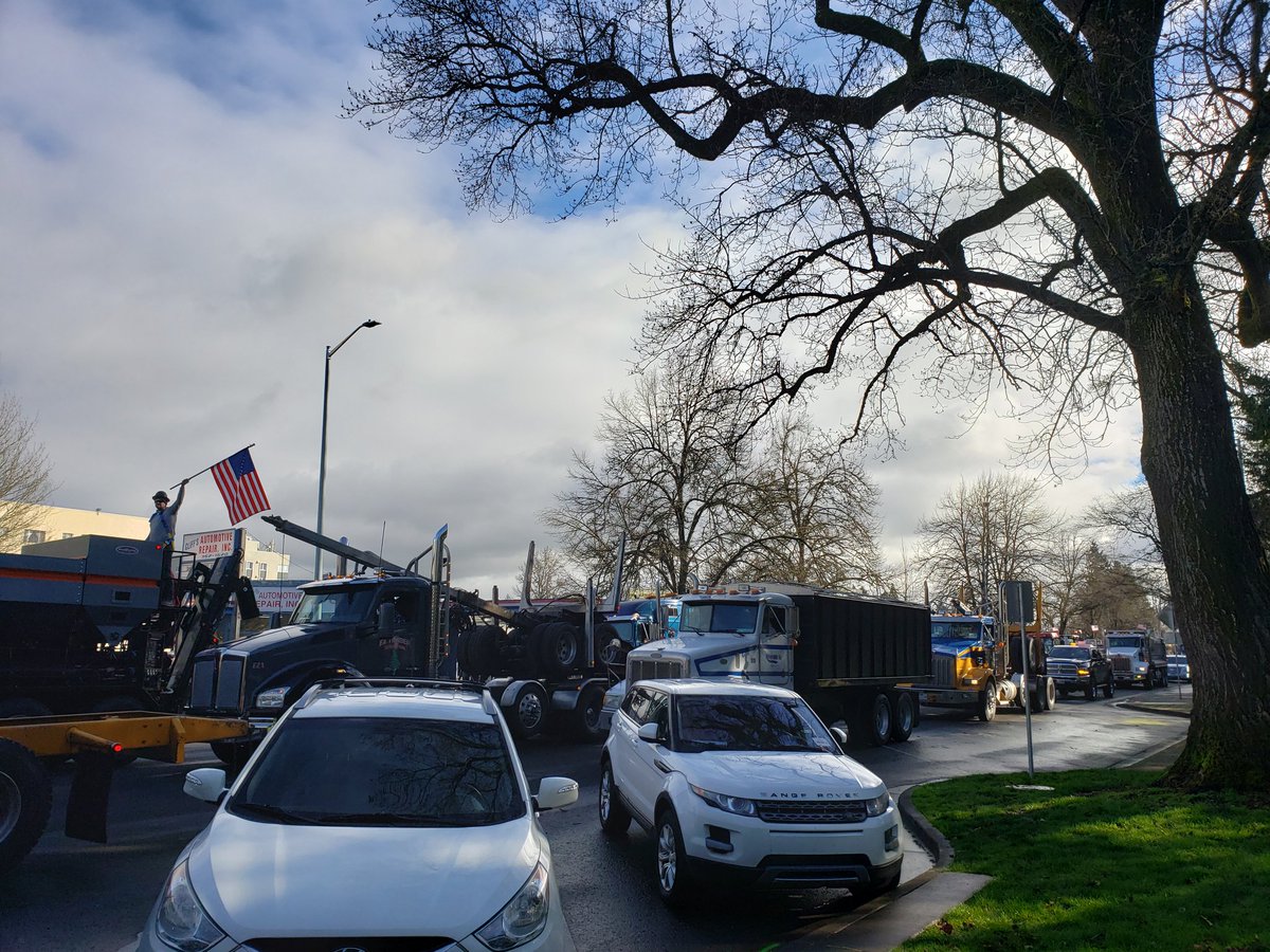 EvanABryan's tweet image. Great to see democracy in action! Thousands of people driving hundreds of trucks and tractors to advocate for their livelihoods. @ORDems are you listening...? 

#refer1530 #TimberUnity