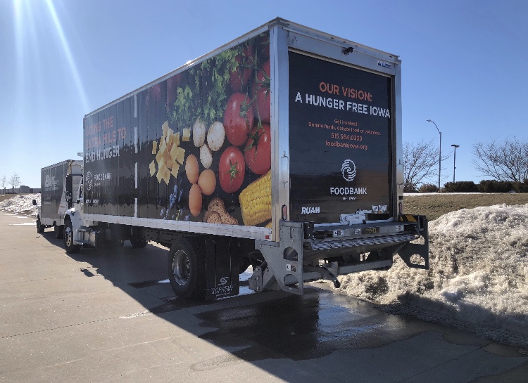 LashierGraphics's tweet image. Happy to help our friends at @FOODBANKIOWA with this new trailer wrap! Check out these before and after photos from today's install!

#trailerwraps #largeformatprinting #installation #design