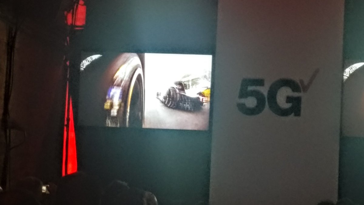paolaph1's tweet photo. .@FIAFormulaE explains how #5G enables wireless powerful connectivity for #ElectricVehicles race tracks. #5GBuiltRight @VerizonBusiness #London https://t.co/GN9KeoeEpl