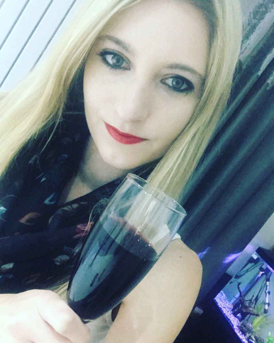 ize_crystal's tweet photo. It has been a long week ! So many orders complete ! Now time to relax #wine #relaxation #relax #cake #cakedecorating #party #mum https://t.co/51EcPXaUBc