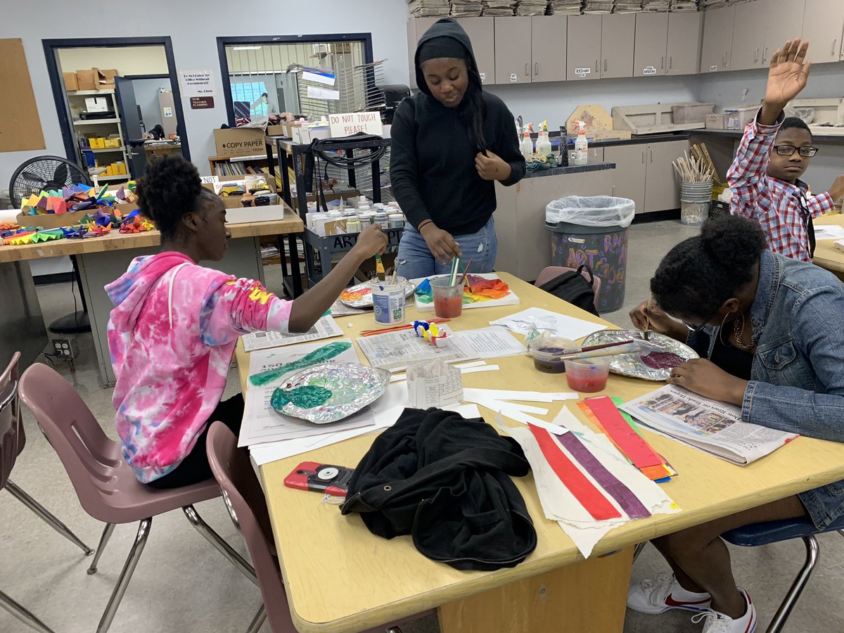 ArtWithMsChen's tweet image. Creating 3D class are experimenting around the world of colors! #3Dclass #artclass #colorwheel #whartonhsart #wearewharton @WhartonWildcats @HCPSArtEd @HCPSArea3 @HillsboroughSch