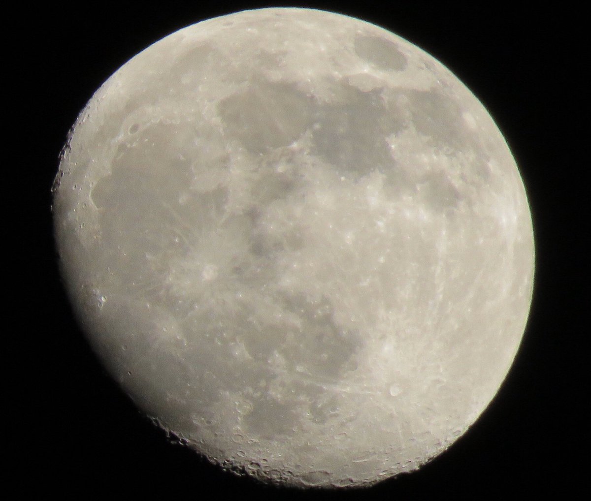 Tonight’s 92% waxing gibbous moon from NW England. #moon #lunar #astronomy #astrophotography  <a href="/ThePhotoHour/">#ThePhotoHour</a>