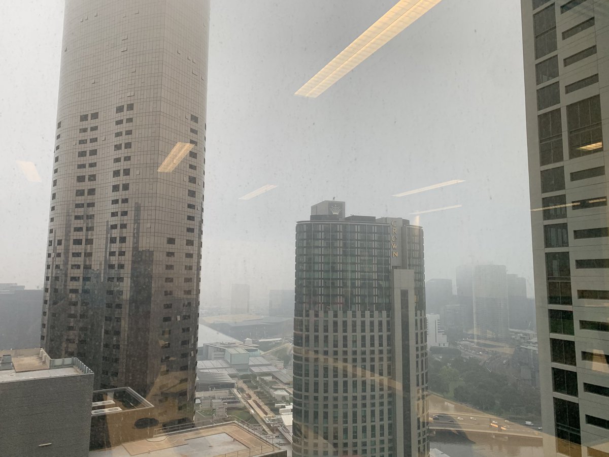 LisasDays's tweet photo. Melbourne city is hidden by a shroud of smoke haze. #Melbourne #smokehaze #bushfiresmoke #bushfires https://t.co/ygeEglu1zt