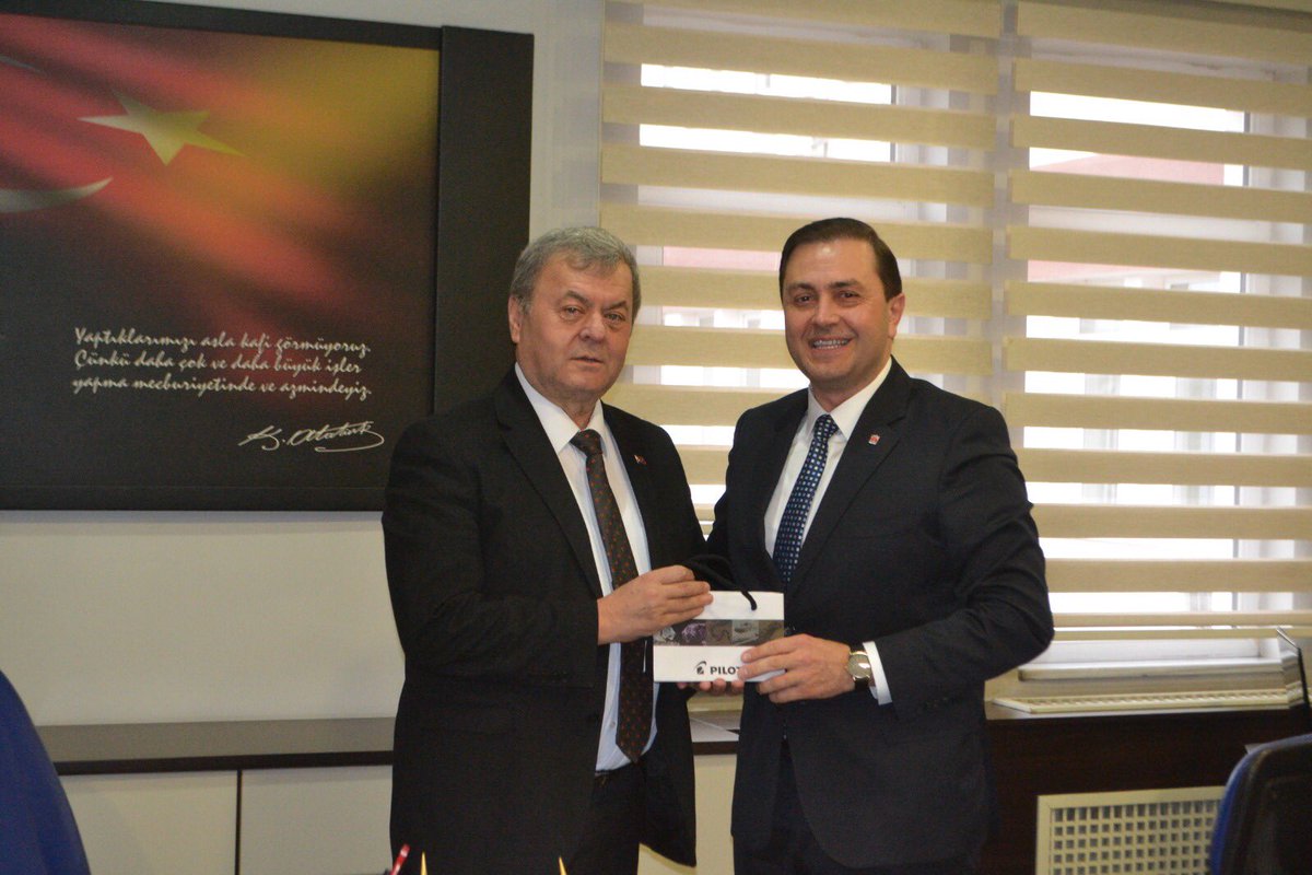 ozdemirhak's tweet photo. Kaymakamımız Sn.Şükrü Görücü Beyefendi her zamanki güler yüzlülüğü ve sıcak ilgisiyle karşıladı Yönetim Kurulumuzu.Hatıra ormanı projemize verdikleri destek ekibimizi daha da motive etti.Şükranlarımızı sunuyor,halka hizmet anlayışıyla yürüttükleri çalışmalarda üstün başarılar dil https://t.co/5nGqHWxS98