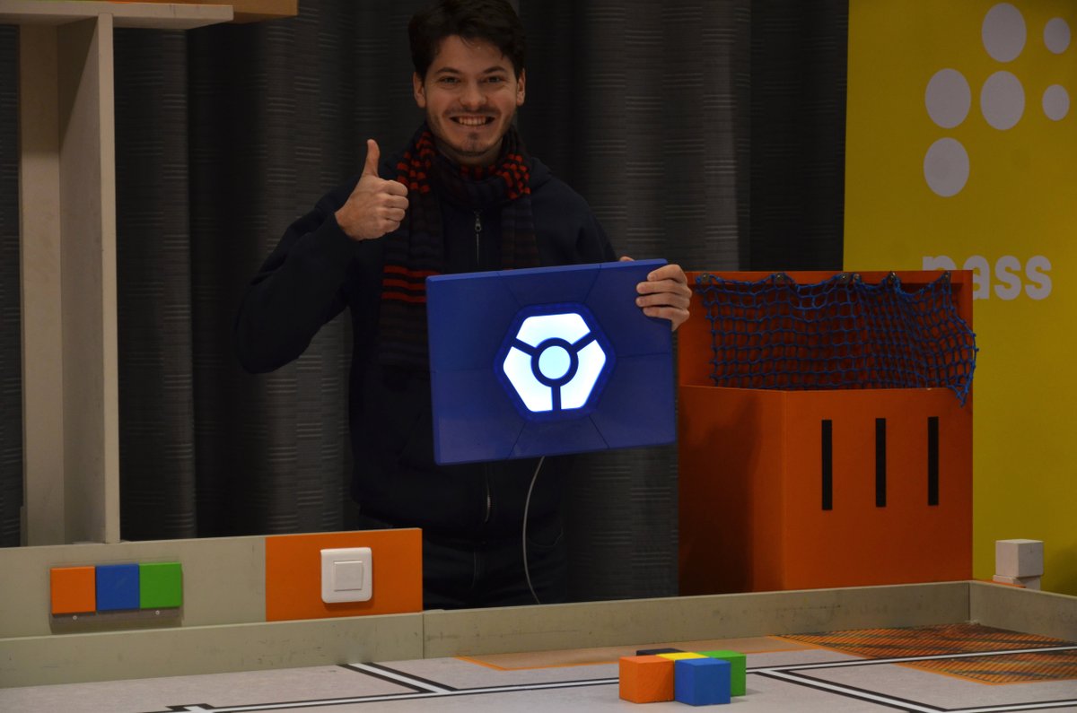 Rejoignez-nous pour 2020!

Nous sommes toujours intéressés à ce que de nouveaux membres travaillent avec nous sur les robots ! 

Que vous aimiez la mécanique, l'électronique ou l'informatique, nous avons une place pour vous !

Plus d'informations sur CVRA.CH