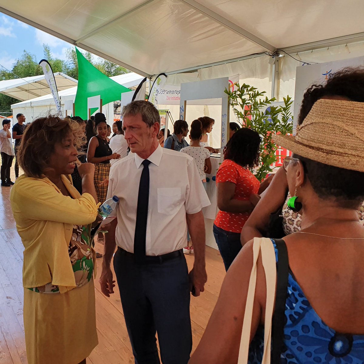 acmartinique's tweet photo. 👨🏽‍🎓👩🏾‍🎓Visite du recteur @PascalJanTweets et de l'IA-DAASEN @corinne_gau au salon de la formation, des métiers et de l'orientation FORMÉO 👉🏾 Visite des stands et échanges avec les exposants en particulier les LGT, LPO et LP de l'académie de Martinique #formeo2020 #acmartinique https://t.co/Fz2xRO996K