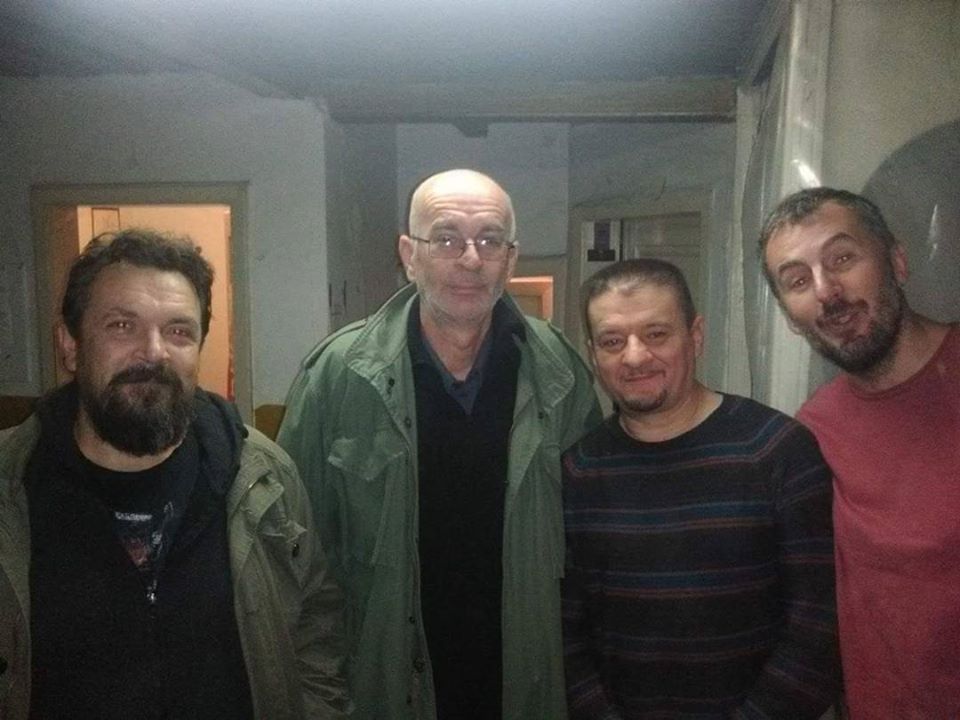 K_U_P_E_K's tweet photo. Na ovoj fotografiji nalazi se nekoliko novinarskih giganata. Ovaj desno je zalutao pa bi samo da podsjeti da je ovom u vijetnamci itekako potrebna vaša pomoć jer boluje od raka pankreasa. #podrškajevažna #mišovidović #budimosolidarni #basoc
https://t.co/kLCXlzkZ4a https://t.co/u0QGXUv0fx