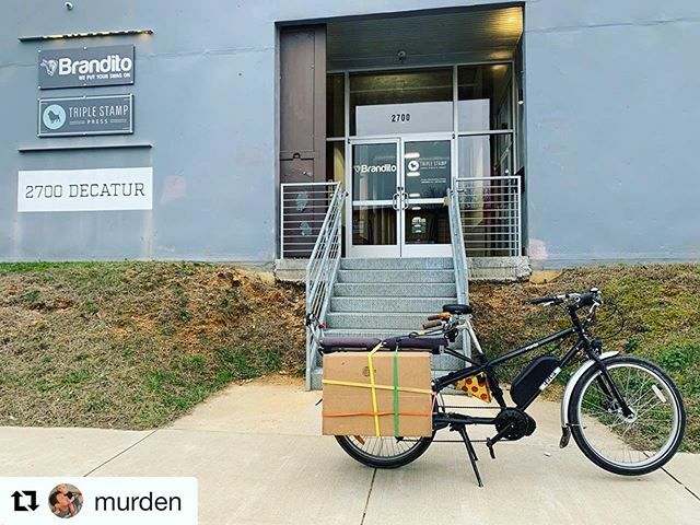 Solid and secure!! Love this photo from <a href="/murden/">Dave Murden</a> picking up his order last week (when it was nicer outside). #bikes #pizza #teeshirts #sandwiches #rvabikelife 
#Repost <a href="/murden/">Dave Murden</a>
.
・・・
Picking up tshirts for <a href="/garnettsrva/">Garnett's Cafe</a> from @triplestamppress. Another c… ift.tt/2S4Tdr6