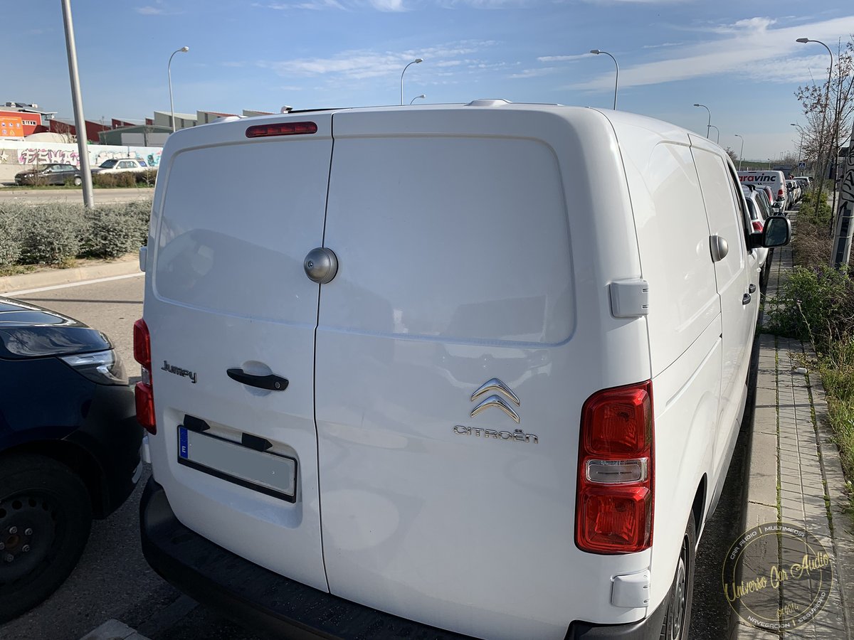 UniversoCA's tweet photo. Otro cliente satisfecho que nos confía sus 16 vehículos para instalarles las recientes Ufo3.#universocaraudio #tallermovil #instalacionadomicilio #madrid #vicalvaro #ufomeroni #meroni #citroen #jumpy #citroenjumpy #vanlocks #slamlock #antitheft #vanlife #vansecurity #locks4vans https://t.co/WqiQnjo3fj