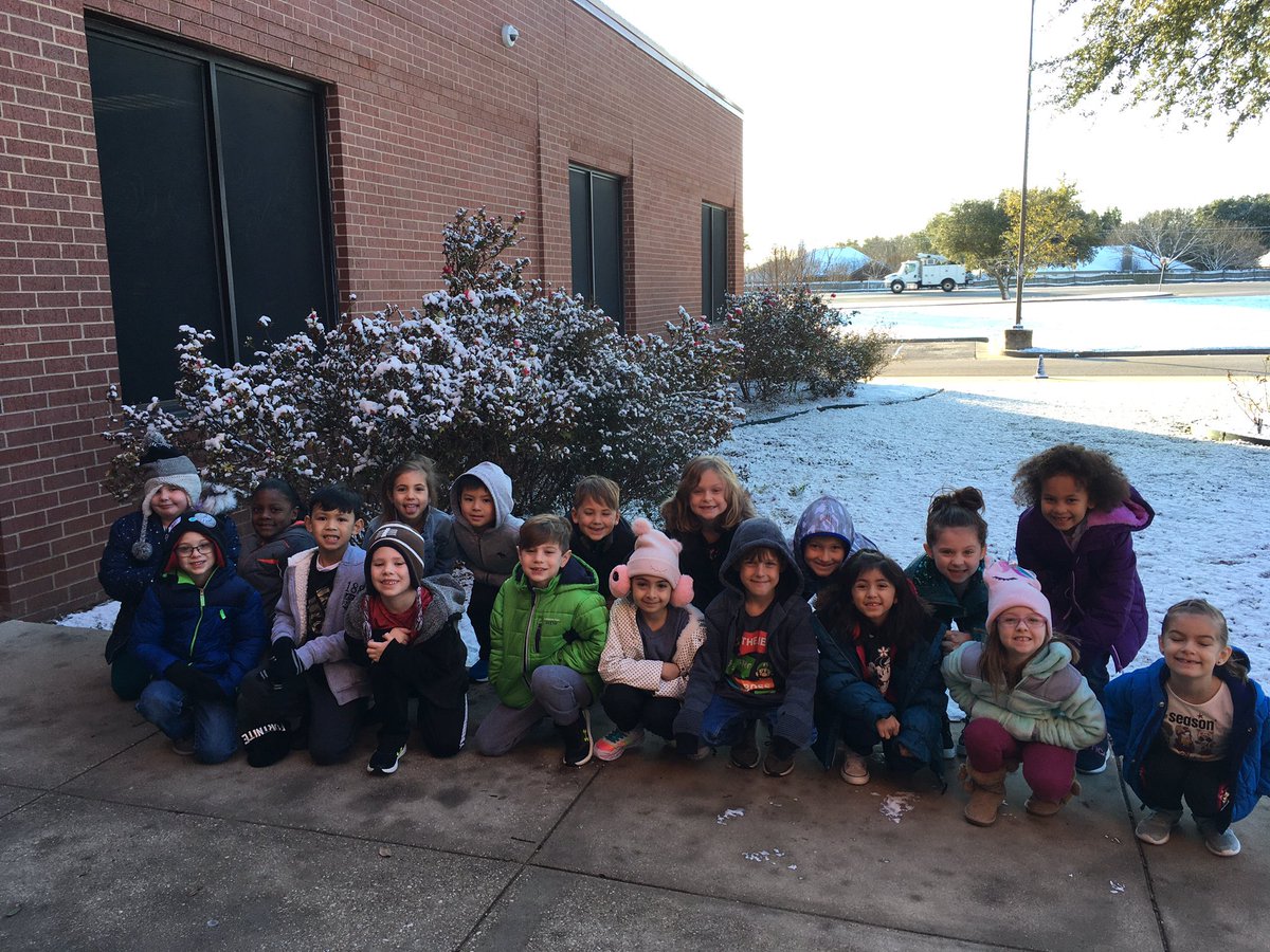 marla_jaynes's tweet photo. It really does snow in Texas! @SVEmisd @MidwayISD https://t.co/PSiy2dNfhv