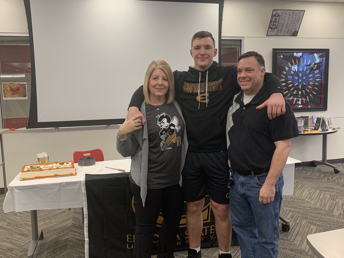 SM_NORTH_HS's tweet photo. Congratulations Rylan Miller - NLI w/ESU!!! We’re happy for you! #StingersUp @smnorthfootball @SMNorthPTSA @SMNorthBooster https://t.co/KNLVU7UpPE