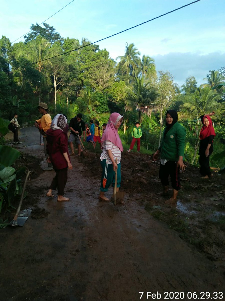 Kerjabakti masyarakat, tim siaga bencana dan Babinsa pasca longsor di sebagian wilayah Dusun Krajan, Limbangan. Semoga Allah selalu paring aman untuk <a href="/desa_plakaran/">Desa Plakaran</a> 
<a href="/ganjarpranowo/">Ganjar Pranowo</a> <a href="/pakjunaedi/">Junaedi</a> @KecMoga <a href="/puspindes/">PUSPINDES</a> 
#JatengGayeng #DesaPintar