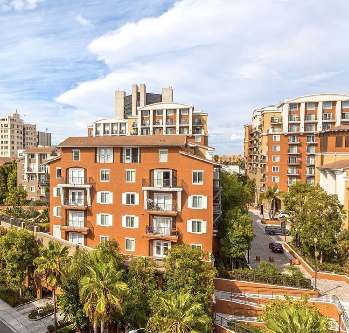 Dinner in Long Beach tonight 🌭 at the Camden Harbor View Apartments 😋