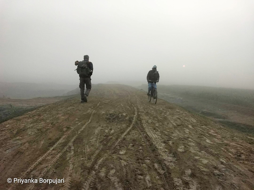 Movement through mist.Bajardih, Bihar.Waking up early to walk, to avoid afternoon sun.Wake-up alarm? Chaai brought in by gentle hosts.On the  @outofedenwalk with  @PulitzerPrizes-winning journalist  @PaulSalopek in February 2019. #EdenWalk  #slowjournalism